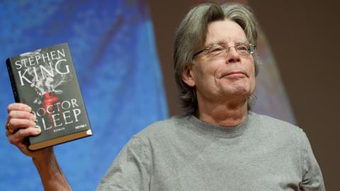 Stephen King zeigt bei einer Lesung in Hamburg sein Buch "Doctor Sleep" 
