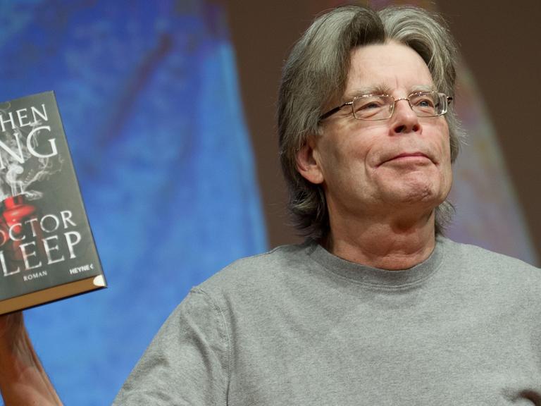 Stephen King zeigt bei einer Lesung in Hamburg sein Buch "Doctor Sleep" 