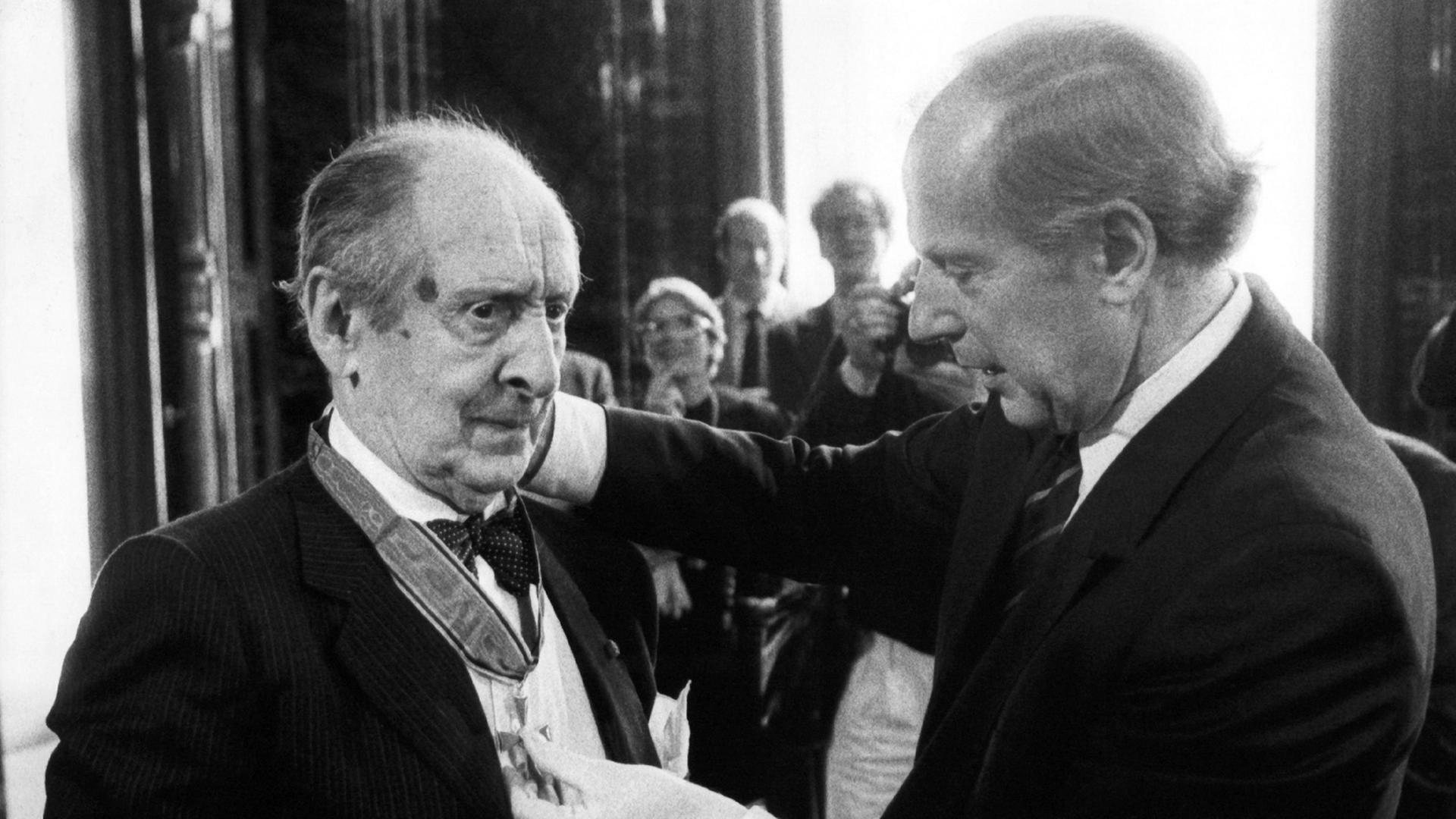 Der Pianist Vladimir Horowitz (l) wird 1986 mit dem Großen Bundesverdienstkreuz mit Stern ausgezeichnet