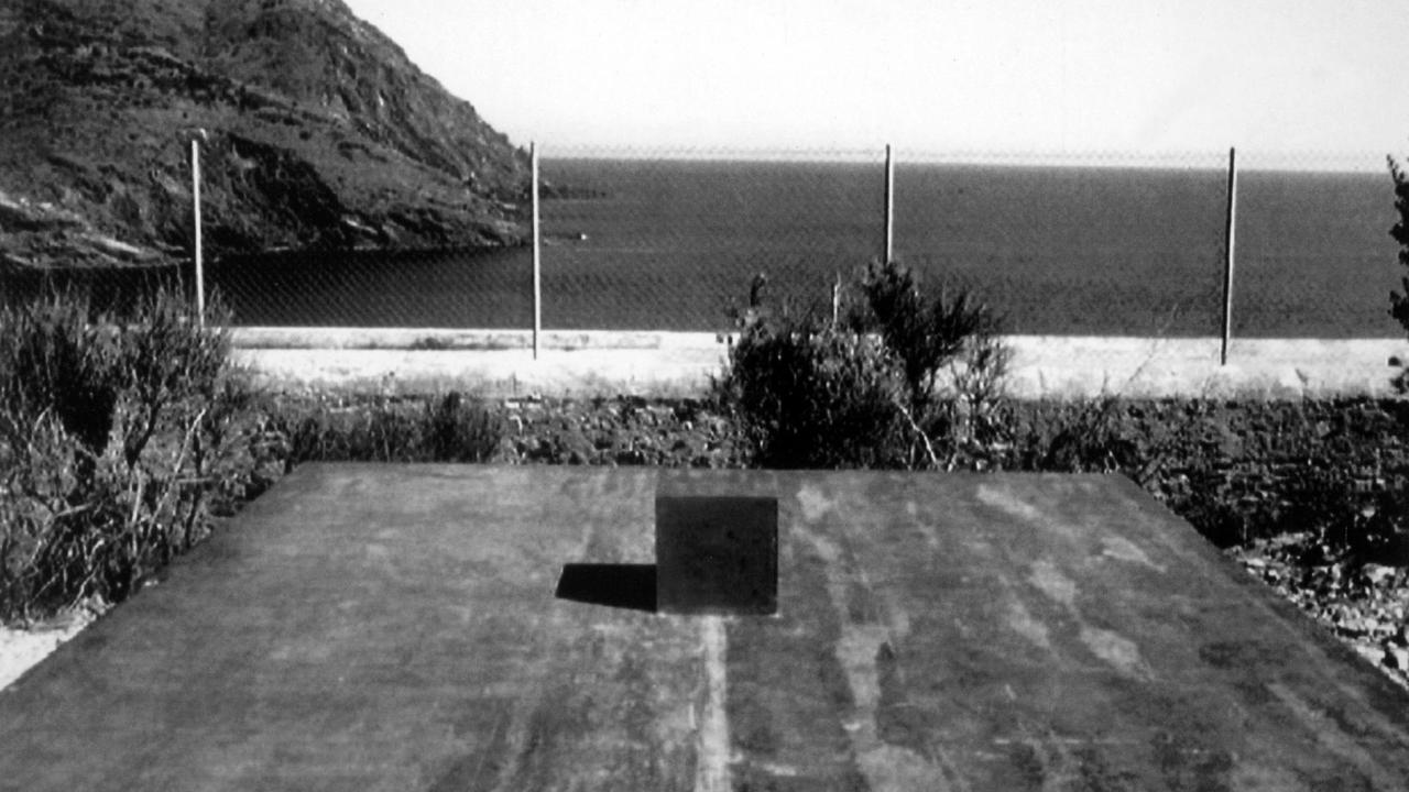 Eine rechteckige Stahlplatte markiert auf dem Friedhof von Port Bou das Denkmal "Passagen" von Dani Karavan, das an den deutschen Literatur- und Kulturkritiker Walter Benjamin erinnert, der an unbekannter Stelle auf dem Friedhof begraben liegt. Eine rechteckige Stahlplatte markiert auf dem Friedhof von Port Bou das Denkmal "Passagen" von Dani Karavan, das an den deutschen Literatur- und Kulturkritiker Walter Benjamin erinnert, der an unbekannter Stelle auf dem Friedhof begraben liegt.