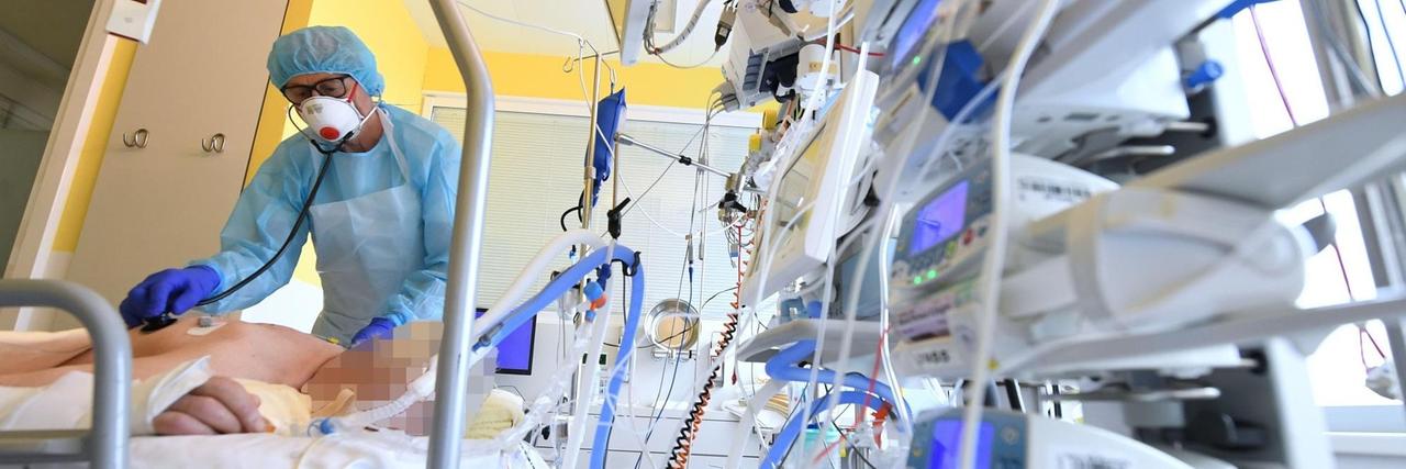 Ein Patient auf der Intensivstation des Universitätsklinikums Tulln im April 2021. Ein Patient auf der Intensivstation des Universitätsklinikums Tulln im April 2021.
