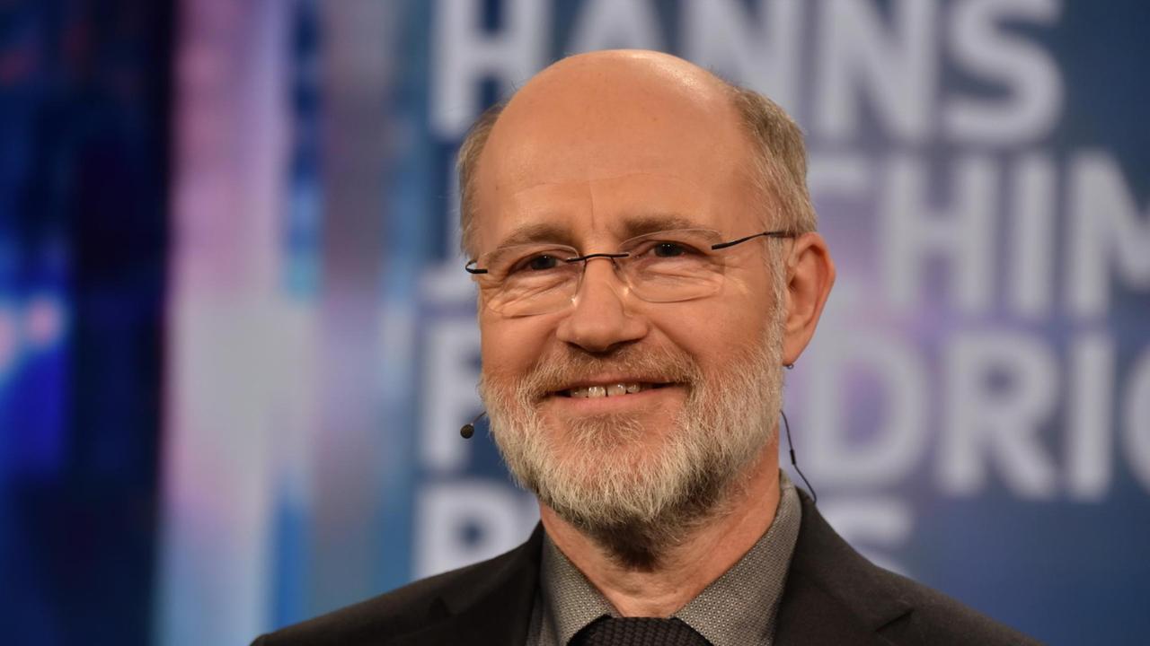 Der Journalist und Preisträger Harald Lesch posiert bei der Verleihung des Hanns-Joachim-Friedrichs-Preis für Fernsehjournalismus 2019. Der Journalist und Preisträger Harald Lesch posiert bei der Verleihung des Hanns-Joachim-Friedrichs-Preis für Fernsehjournalismus 2019.