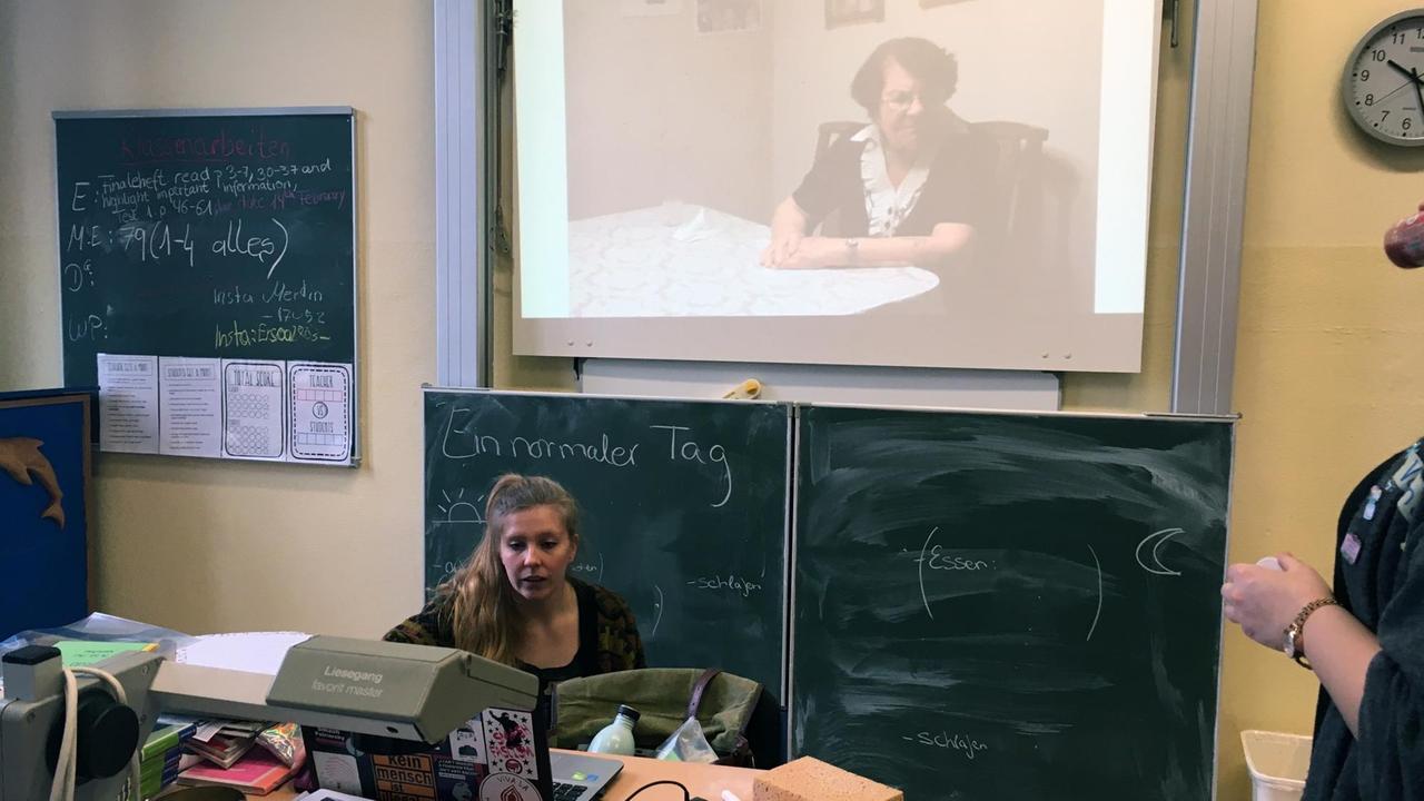 Meggie vor Frieda Kligers Porträt Meggie vor Frieda Kligers Porträt