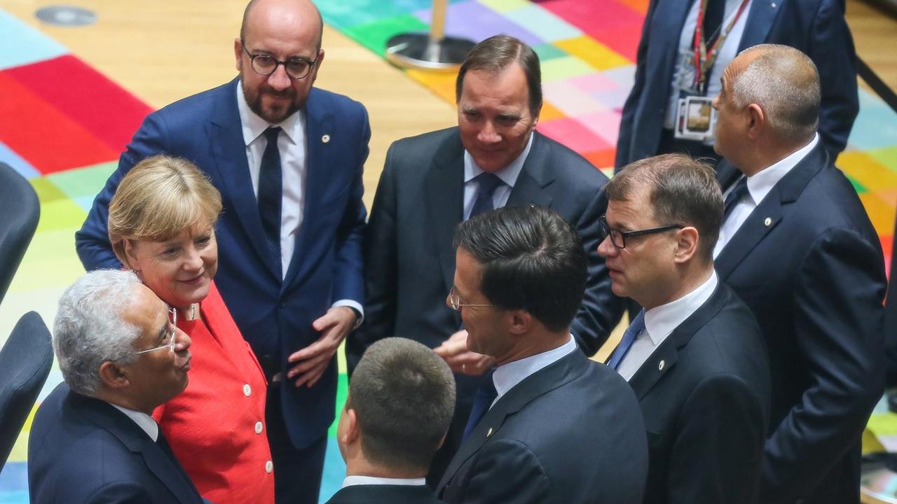 Als Schriftsteller wollte Robert Menasse einmal hinter die Kulissen der EU-Bürokratie blicken und wissen, wie die Politiker ticken. Als Schriftsteller wollte Robert Menasse einmal hinter die Kulissen der EU-Bürokratie blicken und wissen, wie die Politiker ticken.
