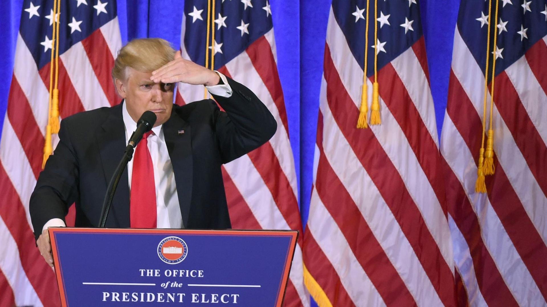 Der künftige US-Präsident Donald Trump blickt suchend in die Menge. Der künftige US-Präsident Donald Trump blickt suchend in die Menge.