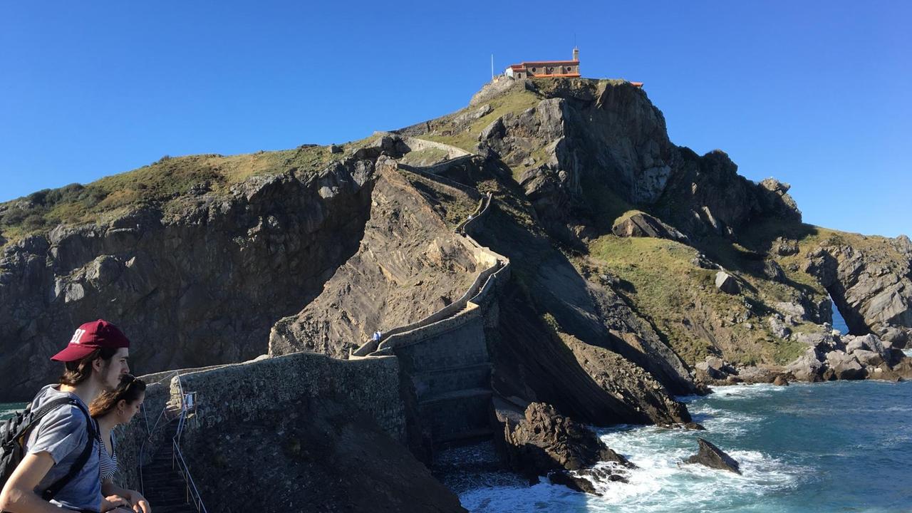 San Juan de Gaztelugatxe ist im Film Familiensitz "Dragonstone"und in der Realität eine "Burg auf dem Felsen" an der spanischen Atlantikküste. San Juan de Gaztelugatxe ist im Film Familiensitz "Dragonstone"und in der Realität eine "Burg auf dem Felsen" an der spanischen Atlantikküste.