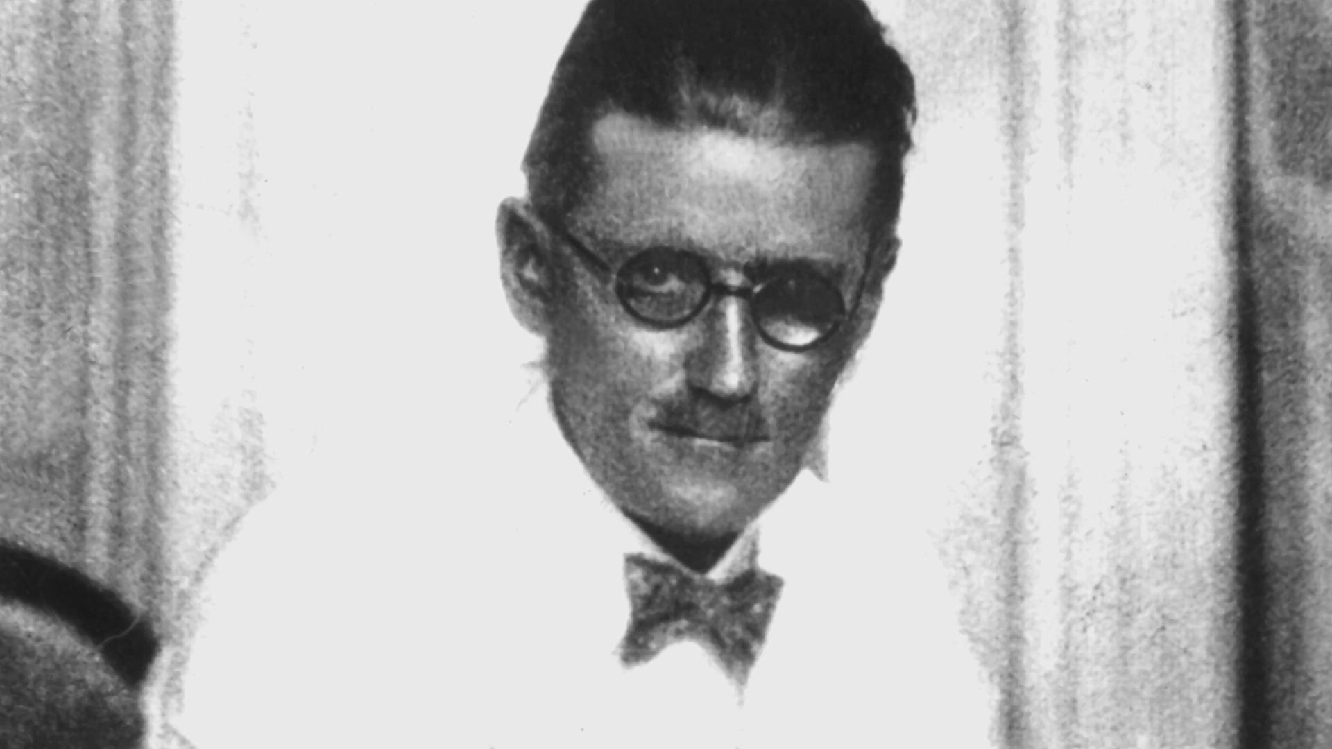 Der irische Schriftsteller James Joyce in einer zeitgenössischen Aufnahme. Der irische Schriftsteller James Joyce in einer zeitgenössischen Aufnahme.