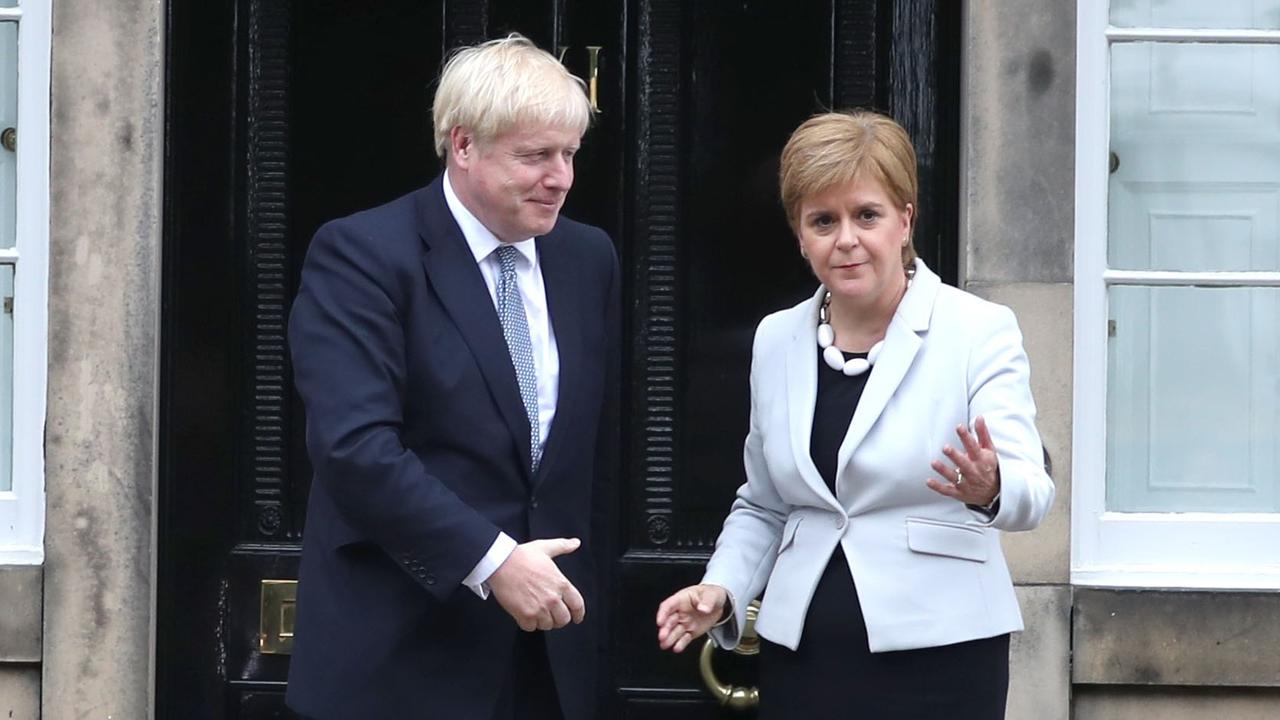 Die schottische Regierungschefin Nicola Sturgeon begrüßt den britischen Premierminister Boris Johnson in Edinburgh Die schottische Regierungschefin Nicola Sturgeon begrüßt den britischen Premierminister Boris Johnson in Edinburgh
