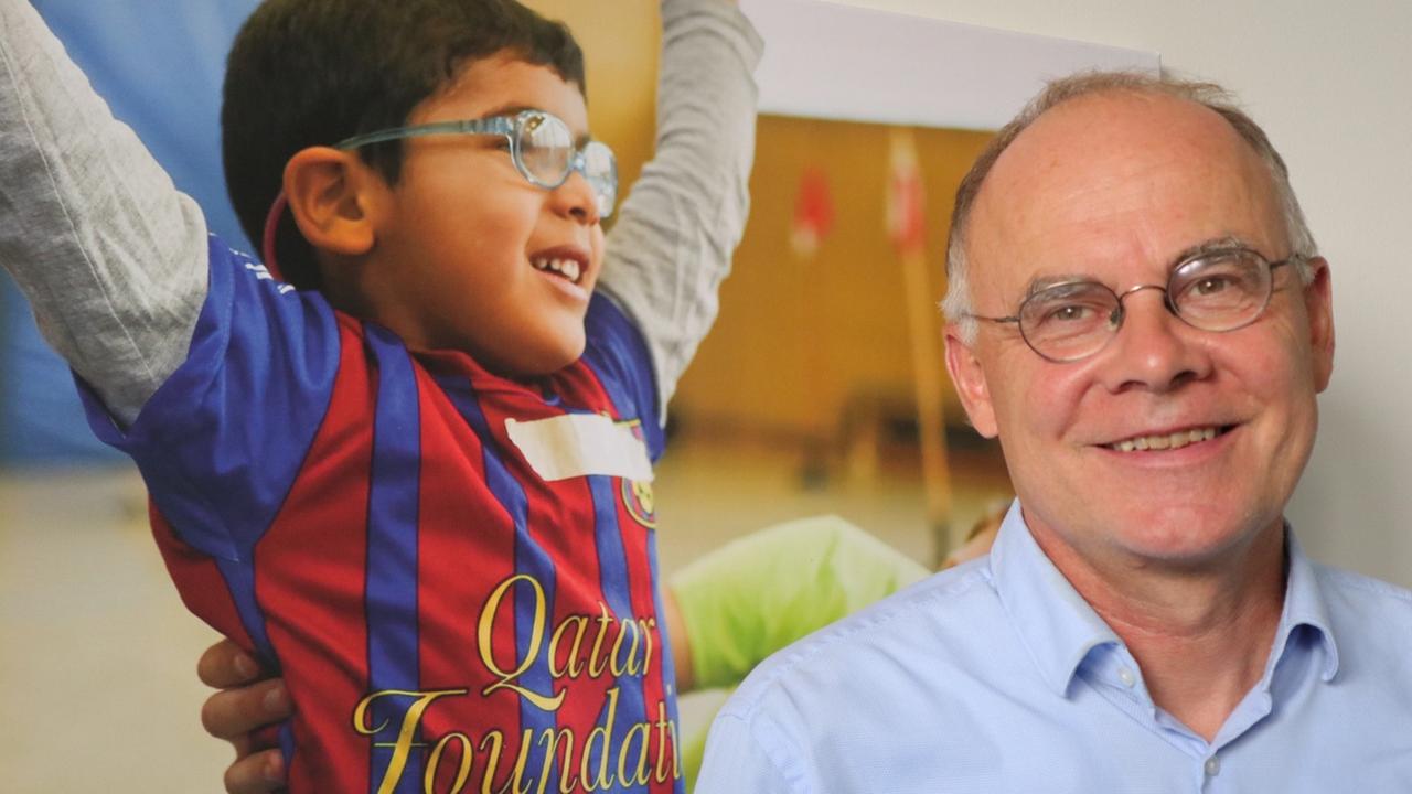 Professor Ulrich Gebken mit Bild von einem jungen Fußballer Professor Ulrich Gebken mit Bild von einem jungen Fußballer