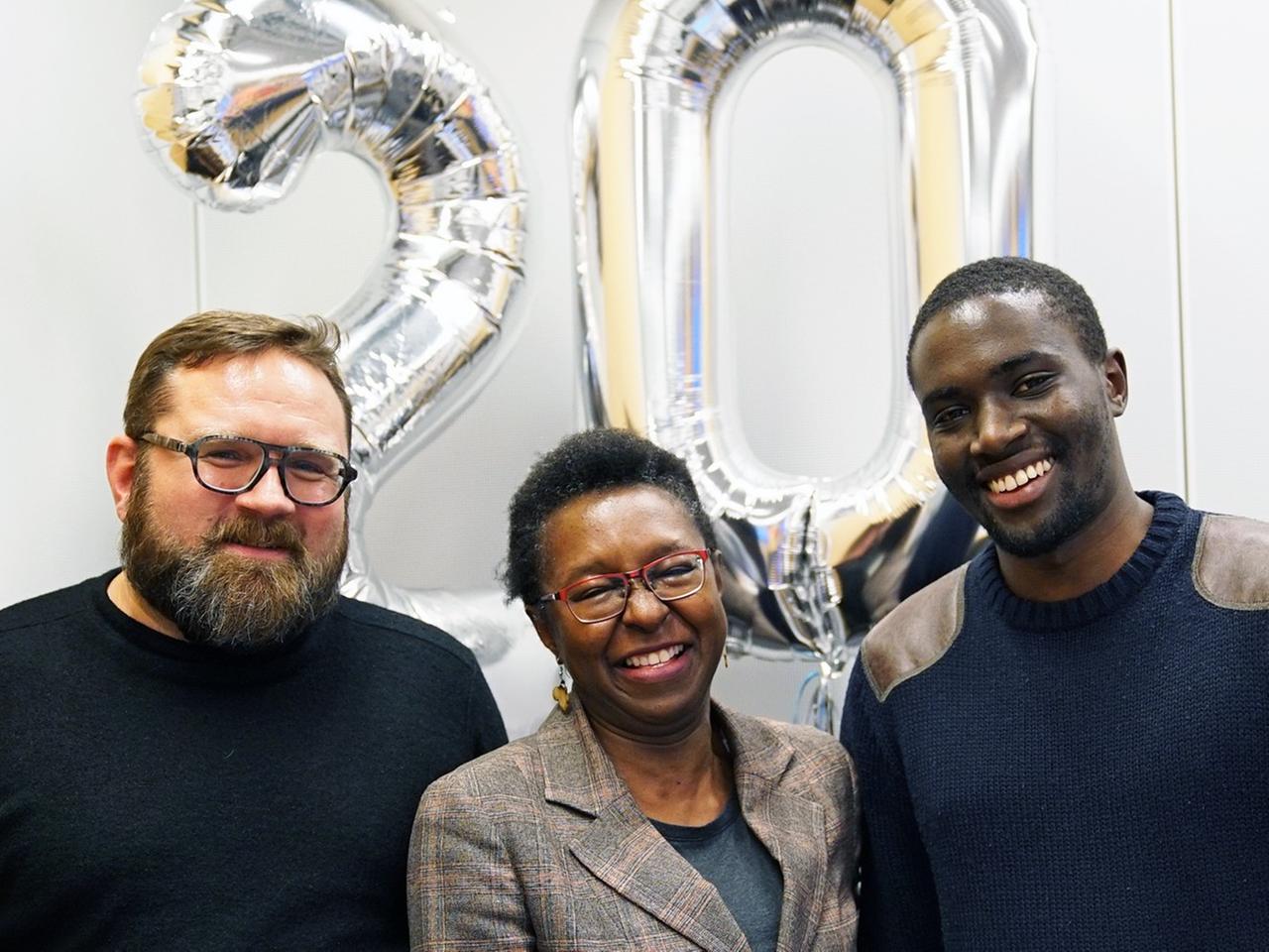 Gastmoderatorin Veye Tatah (Mitte) mit DAAD-Bereichsleiter Stefan Bienefeld (l.) und Referent bei "Gemeinsam für Afrika" Kizito Odhiambo am Donnerstag (29.11.2018) im Studio des Deutschlandradios während der Aufzeichnung der Sendung "Campus & Karriere". Gastmoderatorin Veye Tatah (Mitte) mit DAAD-Bereichsleiter Stefan Bienefeld (l.) und Referent bei "Gemeinsam für Afrika" Kizito Odhiambo am Donnerstag (29.11.2018) im Studio des Deutschlandradios während der Aufzeichnung der Sendung "Campus & Karriere".