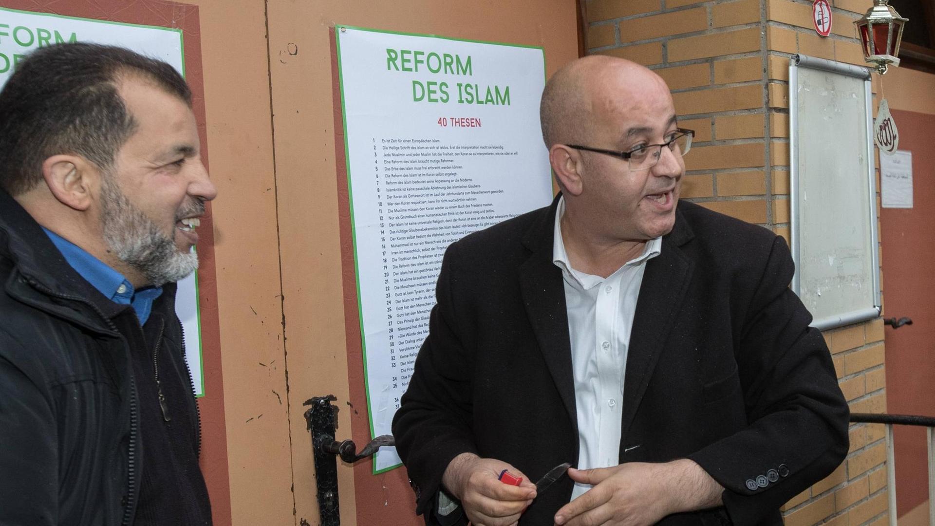Der Islamwissenschafter Abdel-Hakim Ourghi (r) zusammen mit Imam Mohamed Taha-Sabri (l) bei seinem Thesenanschlag für eine Reform des Islam Der Islamwissenschafter Abdel-Hakim Ourghi (r) zusammen mit Imam Mohamed Taha-Sabri (l) bei seinem Thesenanschlag für eine Reform des Islam
