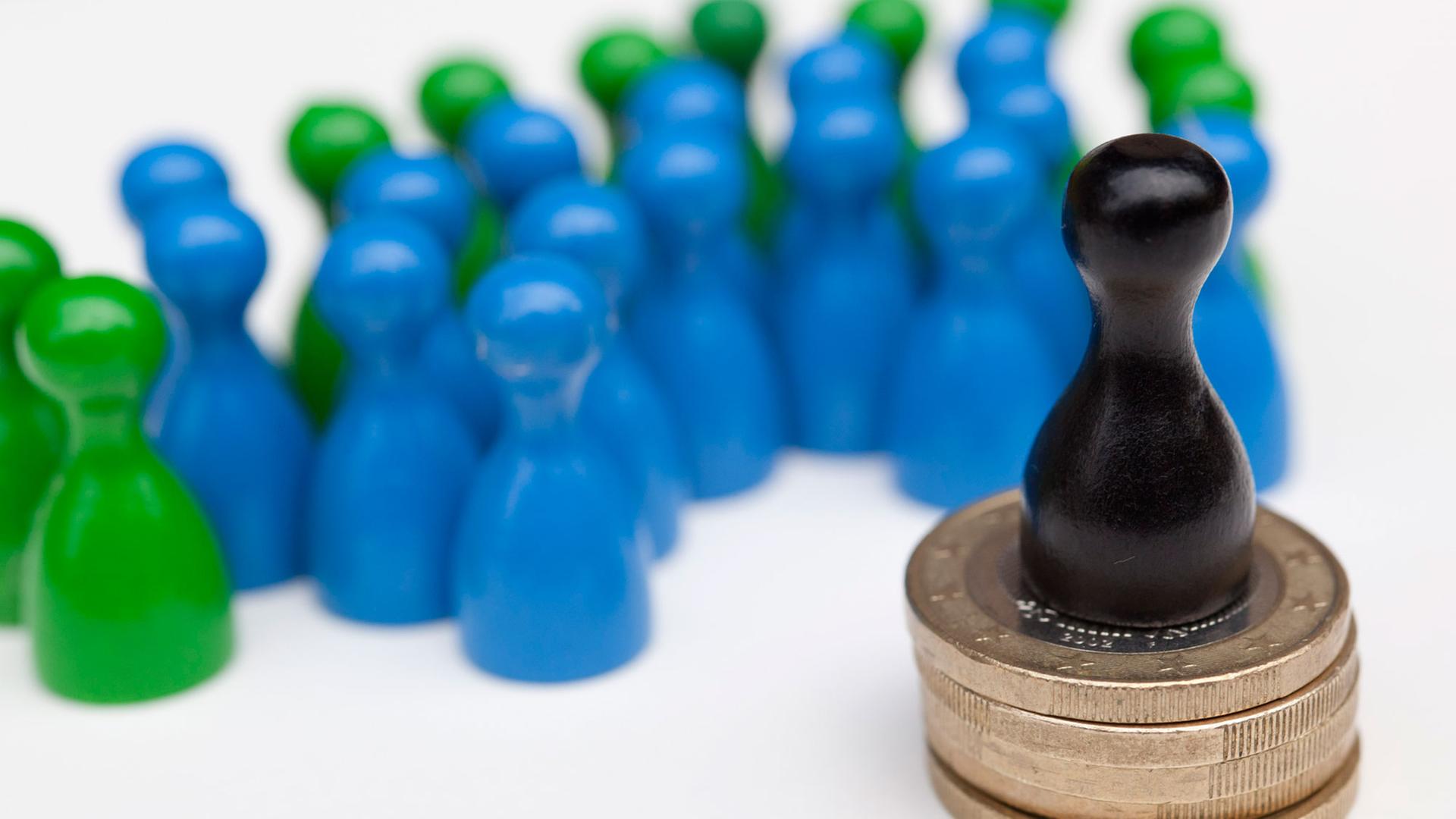 Symbolbild: Führungsfigur vor einer Gruppe, dargestellt mit Spielfiguren Symbolbild: Führungsfigur vor einer Gruppe, dargestellt mit Spielfiguren
