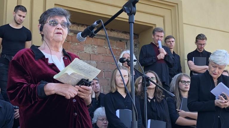 Holocaust-Überlebende Klara Kaz bei Gefenkfeier auf jüdischem Friedhof in Czernowitz