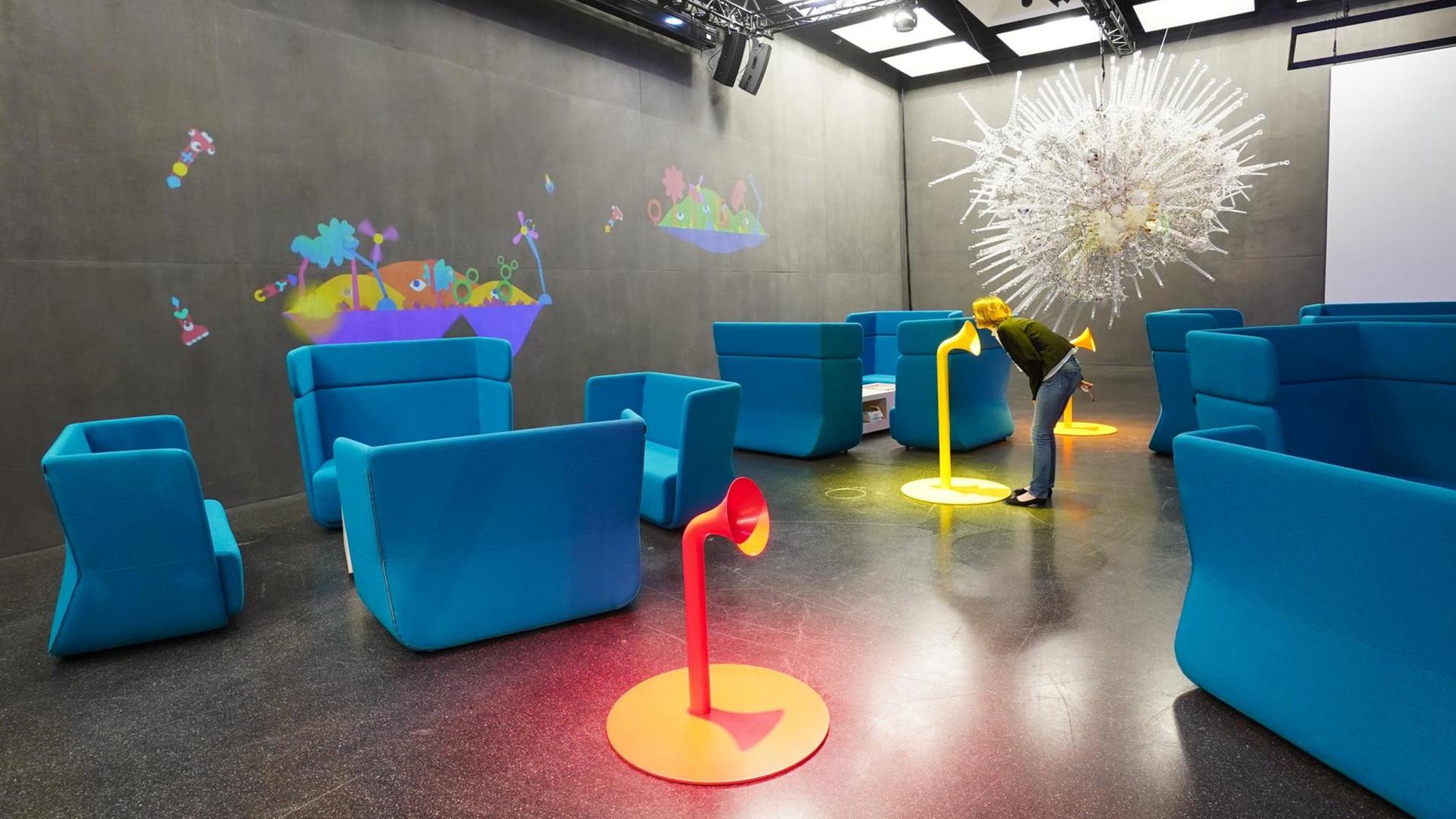 Blick in das Ausstellungs-, Veranstaltungs- und Experimentierforum Futurium zeigt farbenfrohe Möbel und Wandflächen, die zum Entdecken einladen.