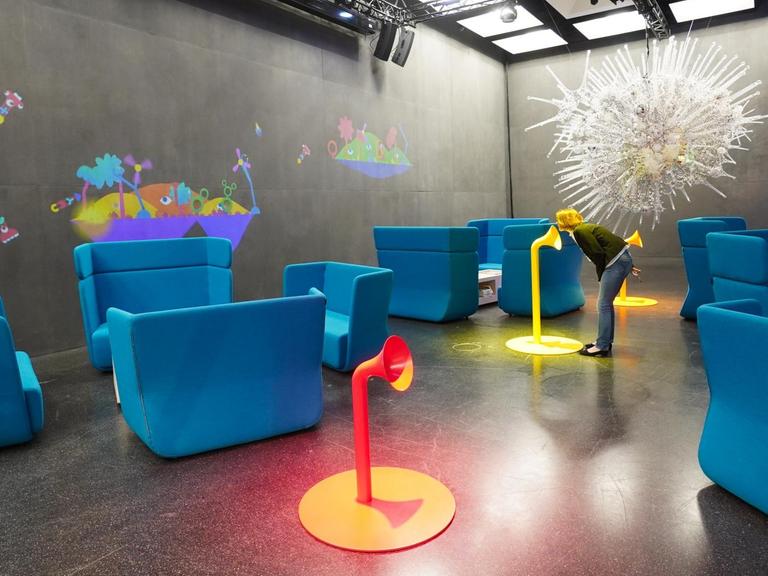Blick in das Ausstellungs-, Veranstaltungs- und Experimentierforum Futurium zeigt farbenfrohe Möbel und Wandflächen, die zum Entdecken einladen.