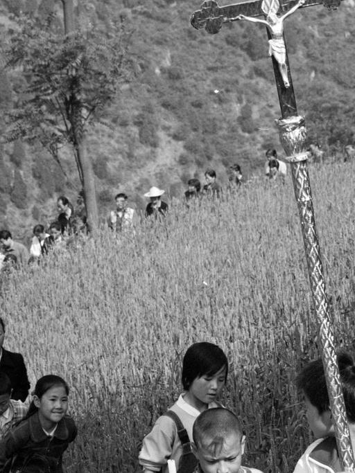 Chinesische Katholiken auf dem Weg zu einem Gottesdienst in Luxian County, Baoji City.