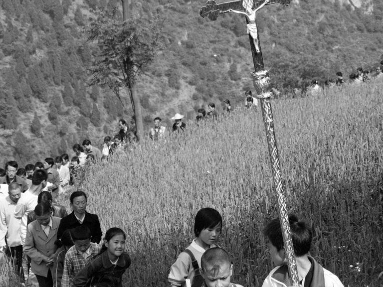 Chinesische Katholiken auf dem Weg zu einem Gottesdienst in Luxian County, Baoji City.