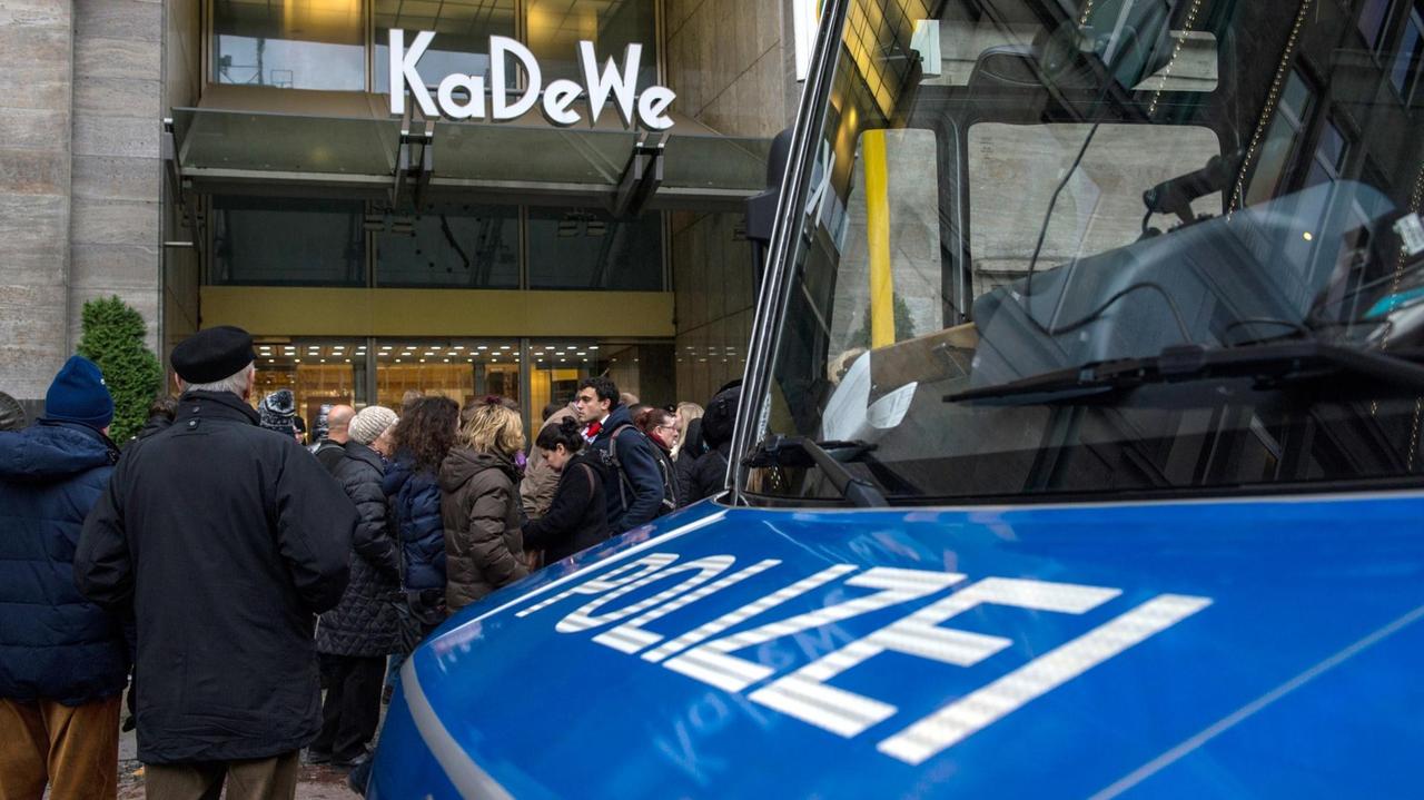 Ein Polizeiwagen steht im Dezember 2014 in Berlin vor dem Kaufhaus KaDeWe.
