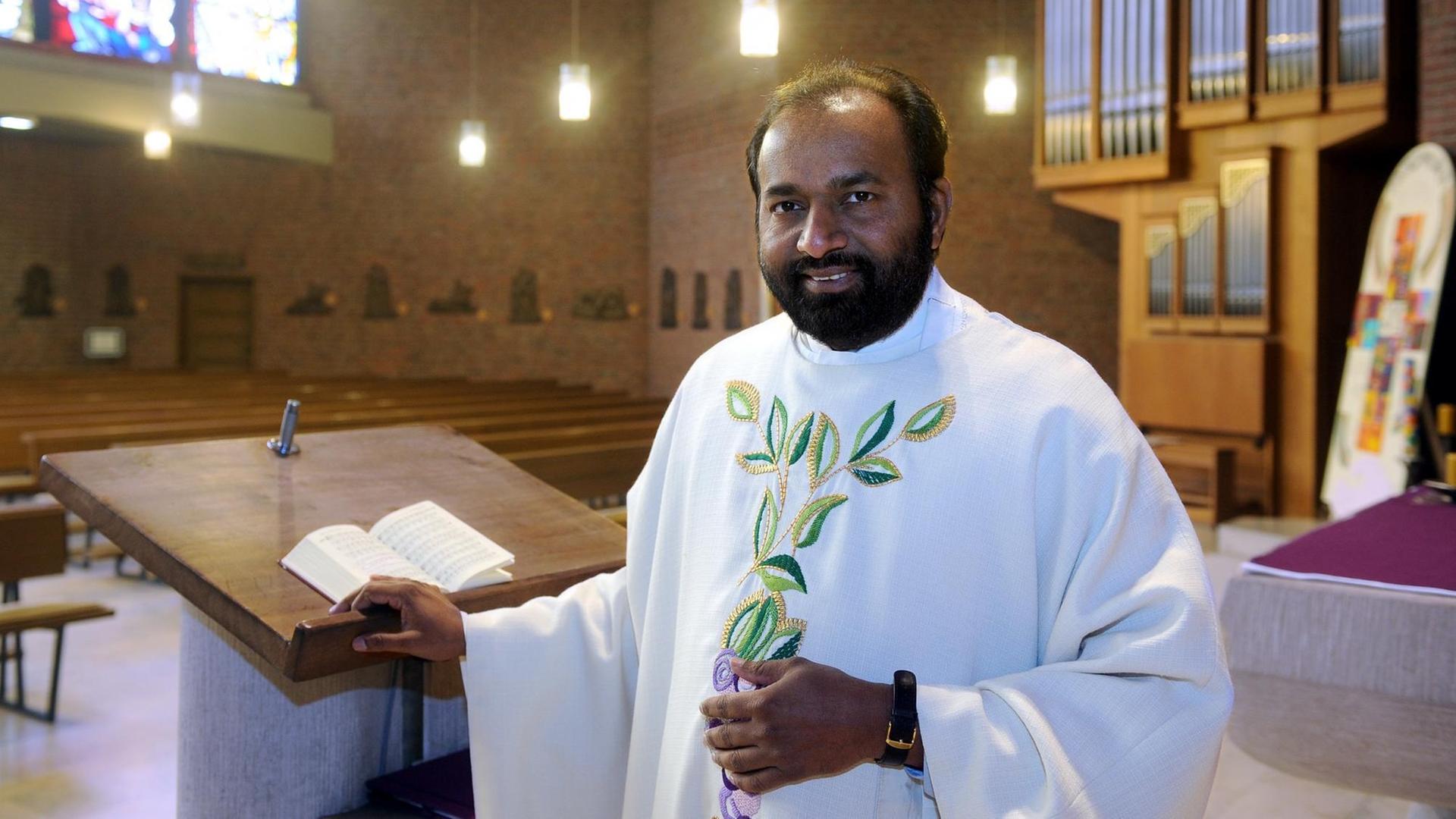 Pater Lucas Vallikattukuzhy in der Kirche seiner Gemeinde im emsländischen Heede (Niedersachsen). Pater Lucas stammt aus Indien und arbeitet seit 2001 als katholischer Priester in Deutschland. Pater Lucas Vallikattukuzhy in der Kirche seiner Gemeinde im emsländischen Heede (Niedersachsen). Pater Lucas stammt aus Indien und arbeitet seit 2001 als katholischer Priester in Deutschland.