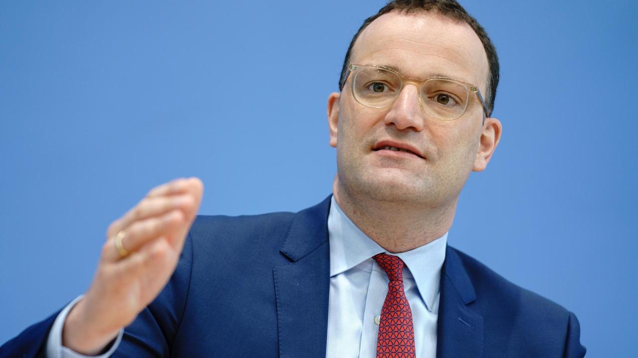 Jens Spahn (CDU), Bundesminister für Gesundheit, gibt eine Pressekonferenz zur aktuellen Lage in der Corona-Pandemie. Jens Spahn (CDU), Bundesminister für Gesundheit, gibt eine Pressekonferenz zur aktuellen Lage in der Corona-Pandemie.