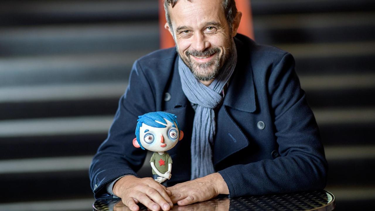 Der schweizerische Regisseur Claude Barras am 25.09.2016 in Bourg de Sierre bei der Präsention seines Films «Ma vie de Courgette» («Mein Leben als Zucchini»). Foto: Olivier Maire/KEYSTONE/dpa (zu dpa "Buchmesse zeichnet Regisseure Ford und Barras aus" vom 19.10.2016) | Der schweizerische Regisseur Claude Barras am 25.09.2016 in Bourg de Sierre bei der Präsention seines Films «Ma vie de Courgette» («Mein Leben als Zucchini»). Foto: Olivier Maire/KEYSTONE/dpa (zu dpa "Buchmesse zeichnet Regisseure Ford und Barras aus" vom 19.10.2016) |