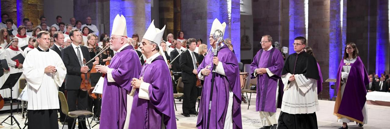 Kardinal Reinhard Marx (l-r), Erzbischof Nikola Eterovic, Apostolischer Nuntius, und der Speyerer Bischof Karl-Heinz-Wiesemann nehmen am 01.07.2017 am Pontifikalrequiem für den verstorbenen Altkanzler Helmut Kohl im Dom zu Speyer teil. Kardinal Reinhard Marx (l-r), Erzbischof Nikola Eterovic, Apostolischer Nuntius, und der Speyerer Bischof Karl-Heinz-Wiesemann nehmen am 01.07.2017 am Pontifikalrequiem für den verstorbenen Altkanzler Helmut Kohl im Dom zu Speyer teil.