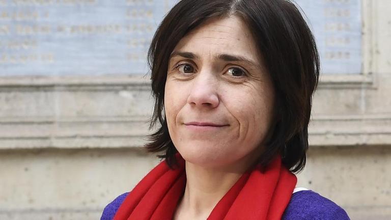 Bénédicte Savoy steht vor einem Gebäude und schaut in die Kamera. Bénédicte Savoy steht vor einem Gebäude und schaut in die Kamera.