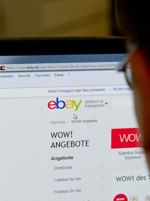 Ein Computernutzer klickt sich durch Angebote auf der Online-Auktionsseite ebay.