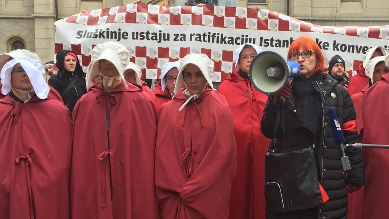 Demonstration in Zagreb für die Ratifizierung der Istanbuler Konvention gegen Gewalt an Frauen: Die roten Gewänder und weißen Kopfbedeckungen der jungen Frauen sollen christlichen Fundamentalismus symbolisieren, denn die Katholische Kirche hat sich gegen den Vertrag gestellt. Demonstration in Zagreb für die Ratifizierung der Istanbuler Konvention gegen Gewalt an Frauen: Die roten Gewänder und weißen Kopfbedeckungen der jungen Frauen sollen christlichen Fundamentalismus symbolisieren, denn die Katholische Kirche hat sich gegen den Vertrag gestellt.