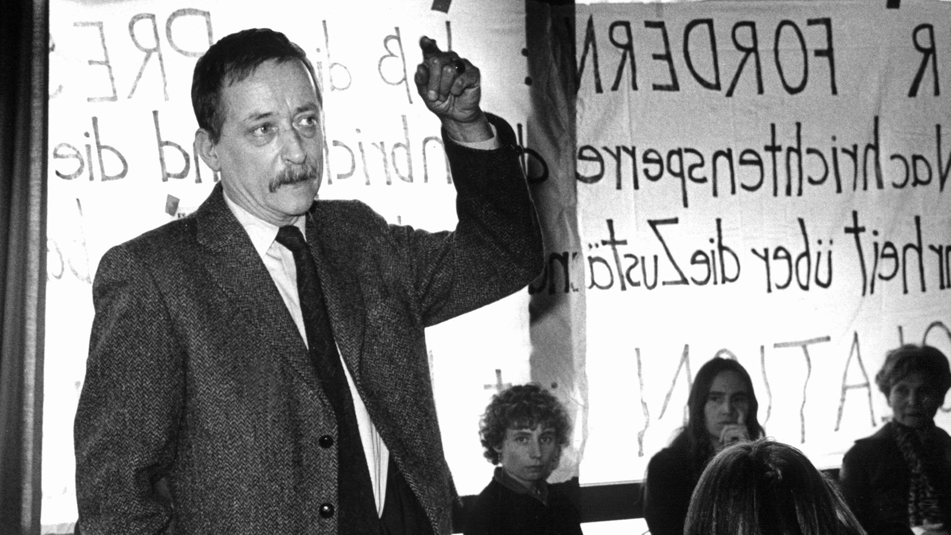 Dem deutschen Schriftsteller Christian Geissler (M.), hier im Jahr 1981 bei der Besetzung der "Spiegel"-Cafeteria in Hamburg. widmet der Verbrecher-Verlag eine Werkschau Dem deutschen Schriftsteller Christian Geissler (M.), hier im Jahr 1981 bei der Besetzung der "Spiegel"-Cafeteria in Hamburg. widmet der Verbrecher-Verlag eine Werkschau