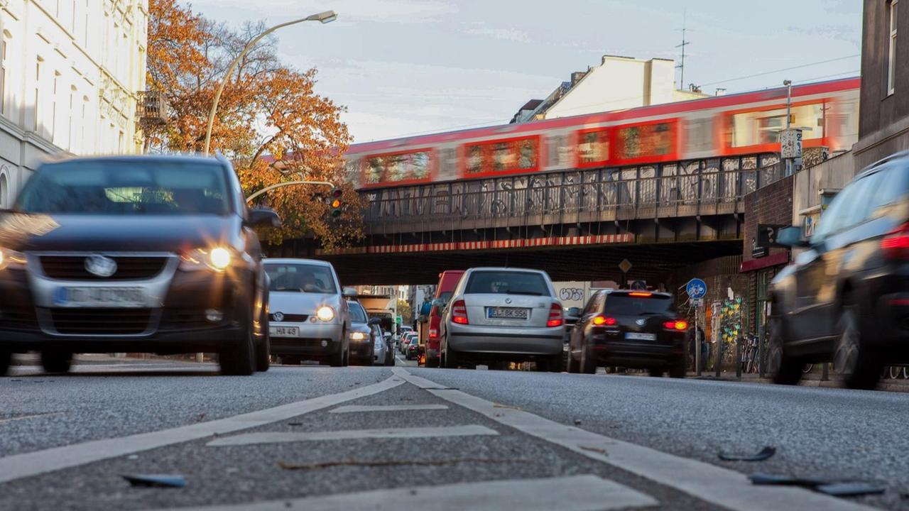 Autos fahren unter der Sternbrücke im Hamburger Schanzenviertel. Autos fahren unter der Sternbrücke im Hamburger Schanzenviertel.