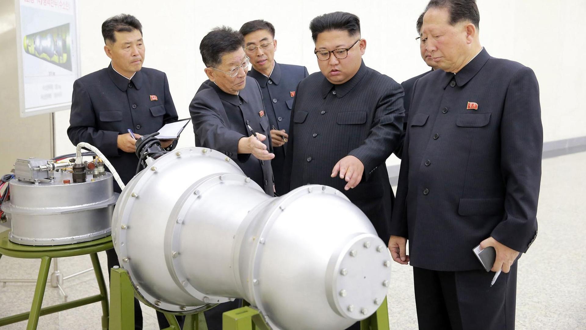 Der nordkoreanische Machthaber Kim Jong Un inspiziert angeblich den Sprengkopf einer Wasserstoffbombe. Das Foto wurde von der Regierung in Pjöngjang verbreitet. Der nordkoreanische Machthaber Kim Jong Un inspiziert angeblich den Sprengkopf einer Wasserstoffbombe. Das Foto wurde von der Regierung in Pjöngjang verbreitet.