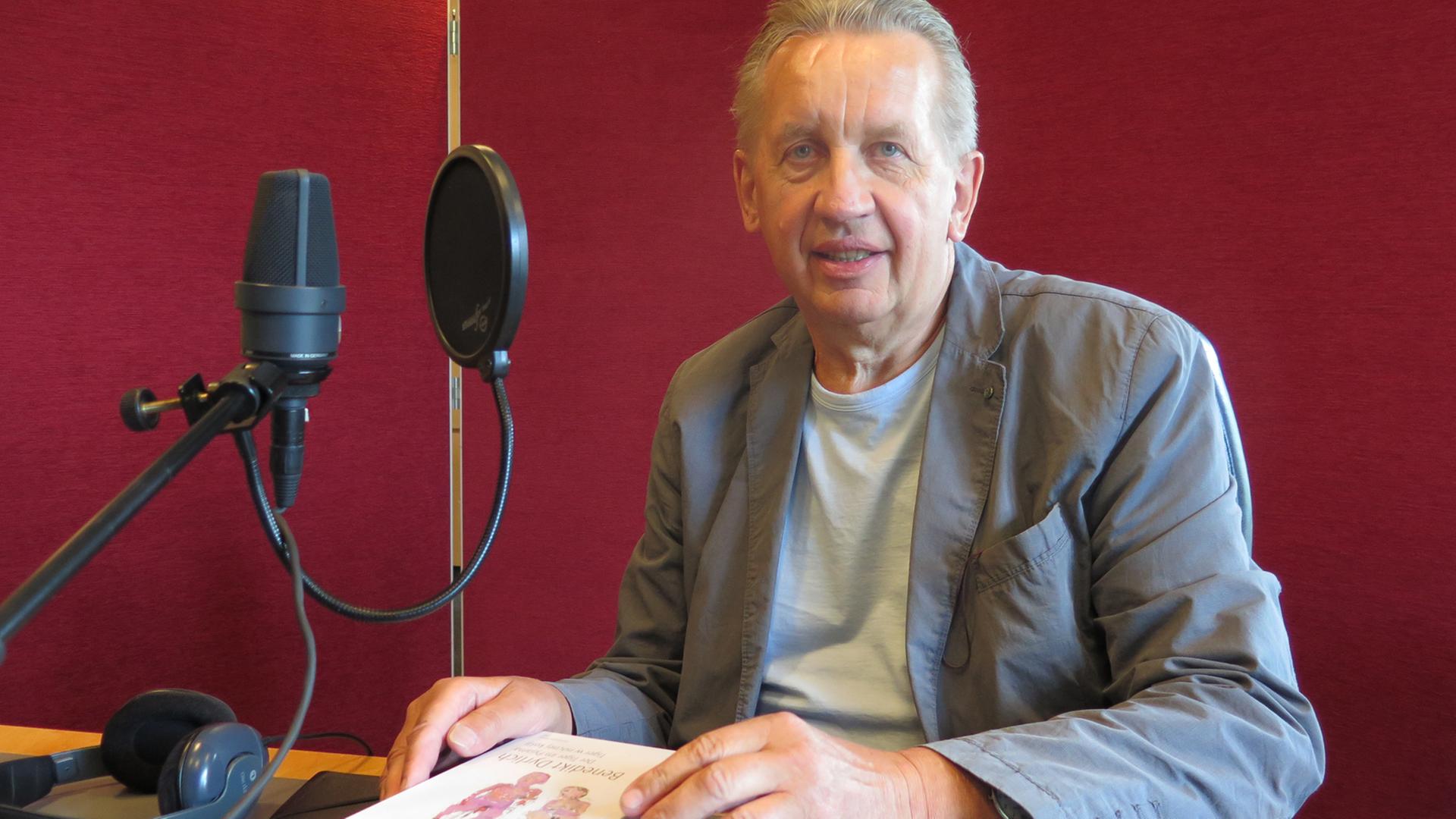 Der sorbische Schriftsteller, Lyriker und Übersetzer Benedikt Dyrlich sitzt im Studio von Deutschlandradio Kultur hinter einem Mikrofon. Der sorbische Schriftsteller, Lyriker und Übersetzer Benedikt Dyrlich sitzt im Studio von Deutschlandradio Kultur hinter einem Mikrofon.