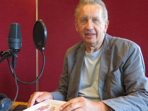 Der sorbische Schriftsteller, Lyriker und Übersetzer Benedikt Dyrlich sitzt im Studio von Deutschlandradio Kultur hinter einem Mikrofon.