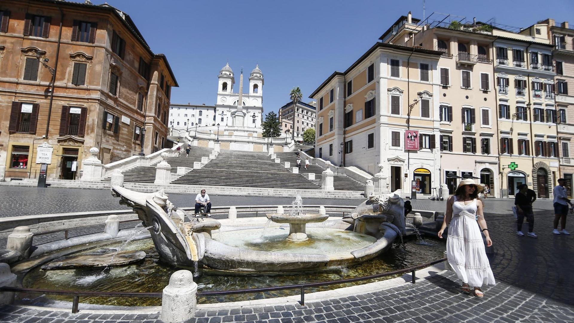 Einzelne Touristen stehen am Brunnen «Fontana della Barcaccia» vor der Spanischen Treppe in Rom, einem der Touristen-Hotspots. Einzelne Touristen stehen am Brunnen «Fontana della Barcaccia» vor der Spanischen Treppe in Rom, einem der Touristen-Hotspots.