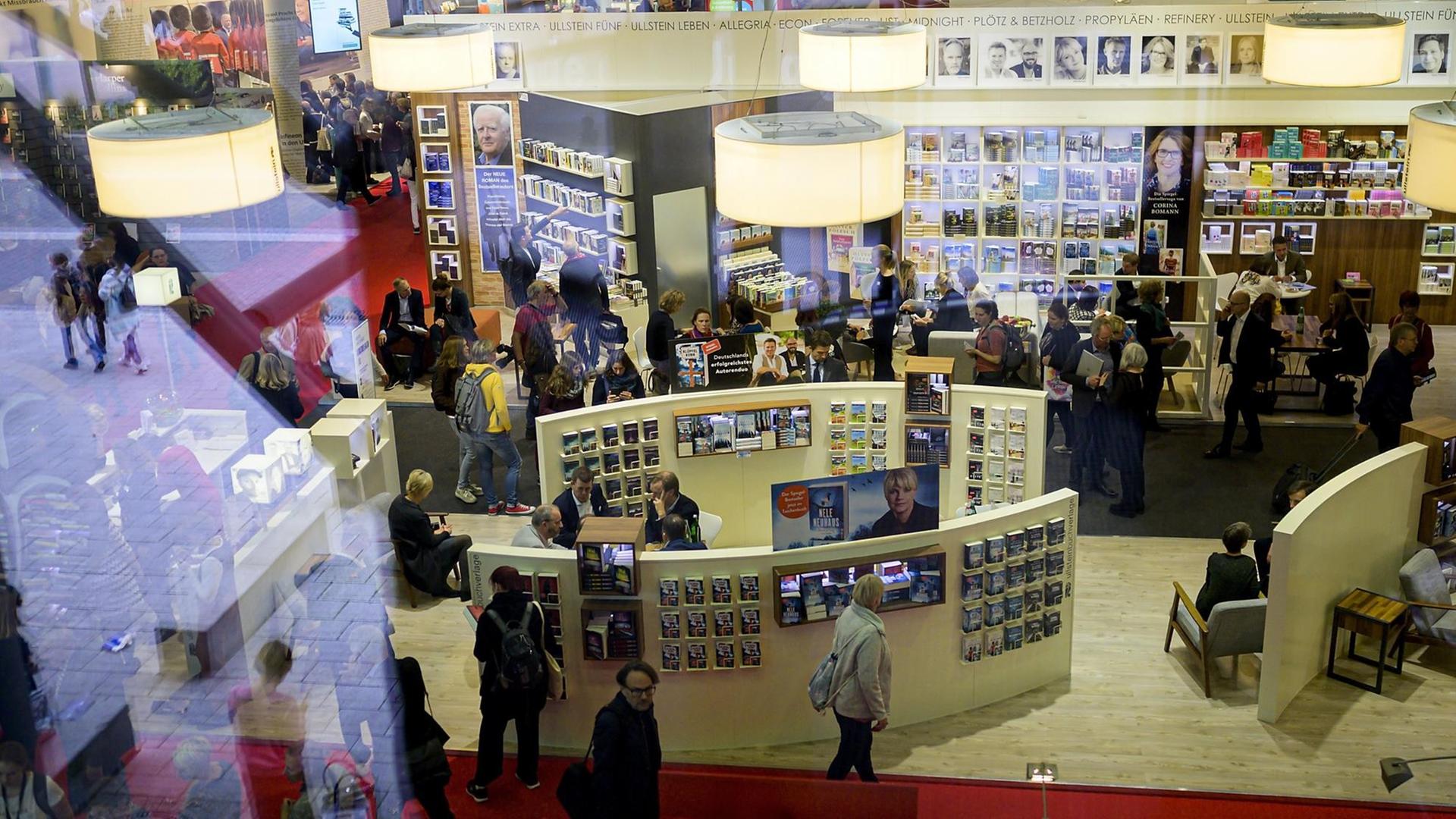 Blick in eine Messehalle während der Frankfurter Buchmesse 2019 Blick in eine Messehalle während der Frankfurter Buchmesse 2019