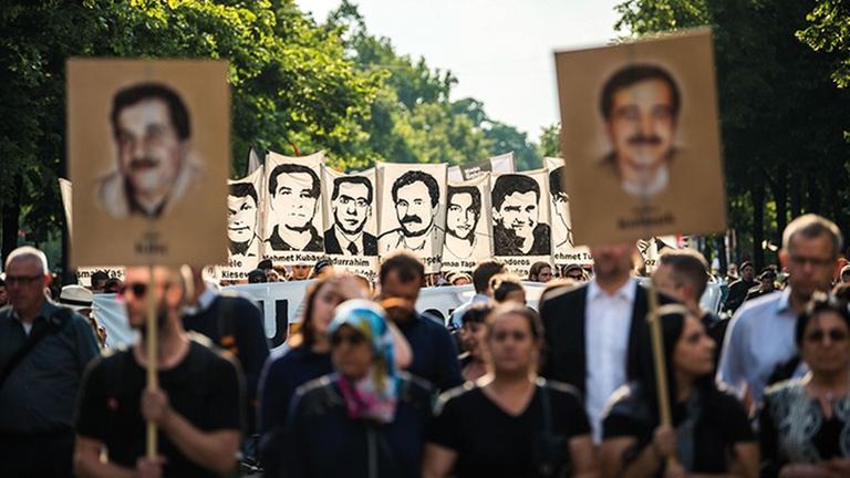 ARCHIV - 01.05.2018, Bayern, München: Nach dem Urteil im NSU-Prozess demonstrieren am 11. Juli 2018 in München Teilnehmer mit Porträts der NSU-Opfer. ARCHIV - 01.05.2018, Bayern, München: Nach dem Urteil im NSU-Prozess demonstrieren am 11. Juli 2018 in München Teilnehmer mit Porträts der NSU-Opfer.