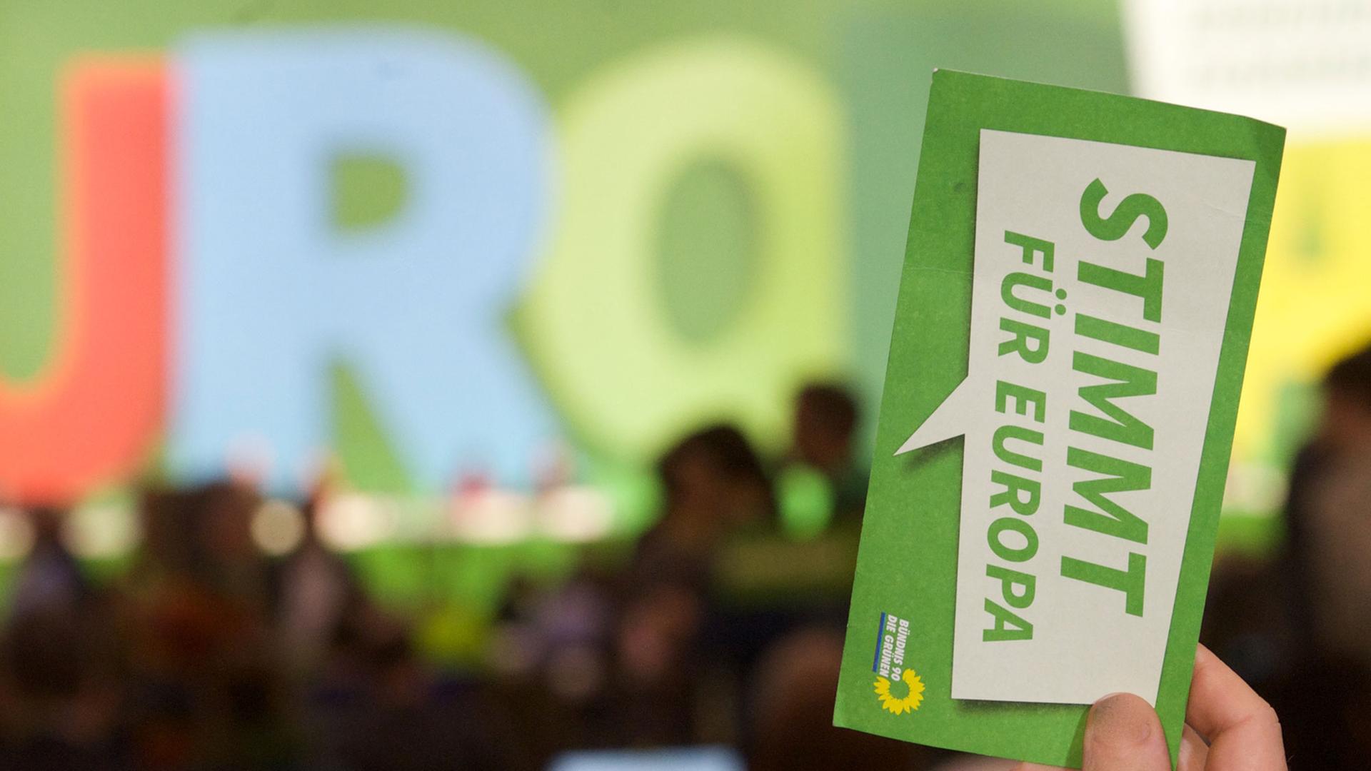 Beim Grünen-Parteitag hält jemand ein Papier hoch, auf dem "Stimmt für Europa" steht. Beim Grünen-Parteitag hält jemand ein Papier hoch, auf dem "Stimmt für Europa" steht.