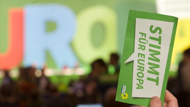Beim Grünen-Parteitag hält jemand ein Papier hoch, auf dem "Stimmt für Europa" steht.