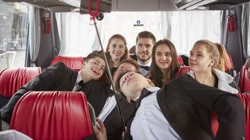 Musiker machen im Bus ein Selfie Musiker machen im Bus ein Selfie