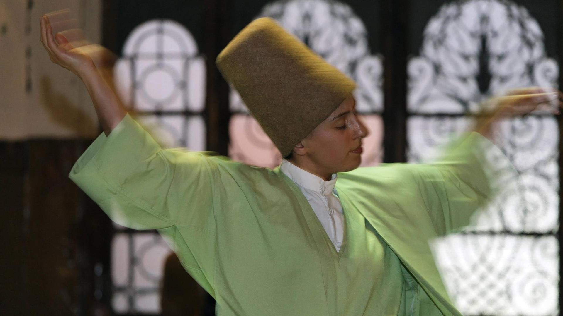 Tanzender, weiblicher Derwisch des Mevlevi-Sufi-Ordens Tanzender, weiblicher Derwisch des Mevlevi-Sufi-Ordens