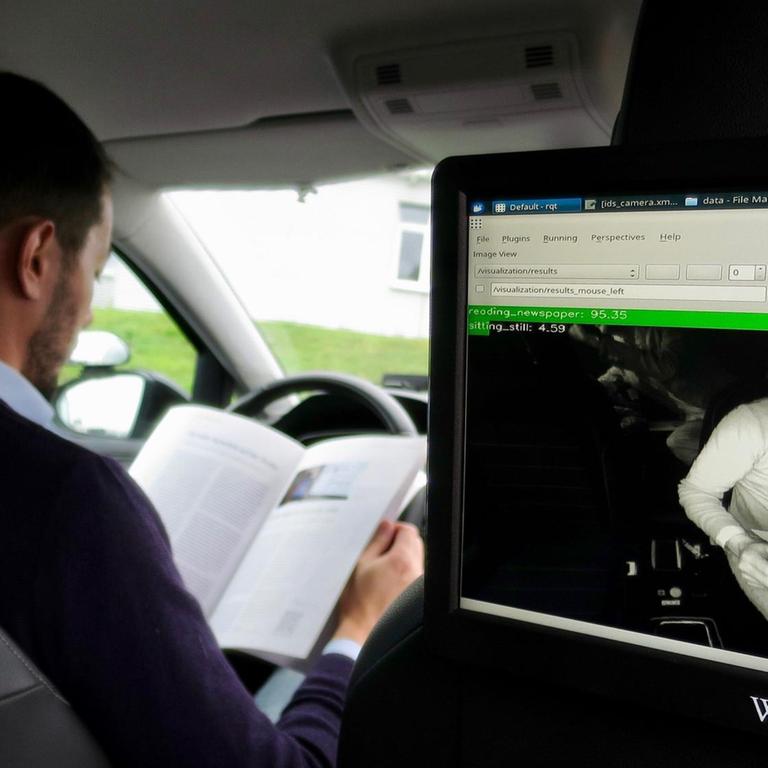Den Fahrer im Blick: Das autonome Auto erkennt, dass das Testingenieur Erde Kenar während der Fahrt ein Magazin liest