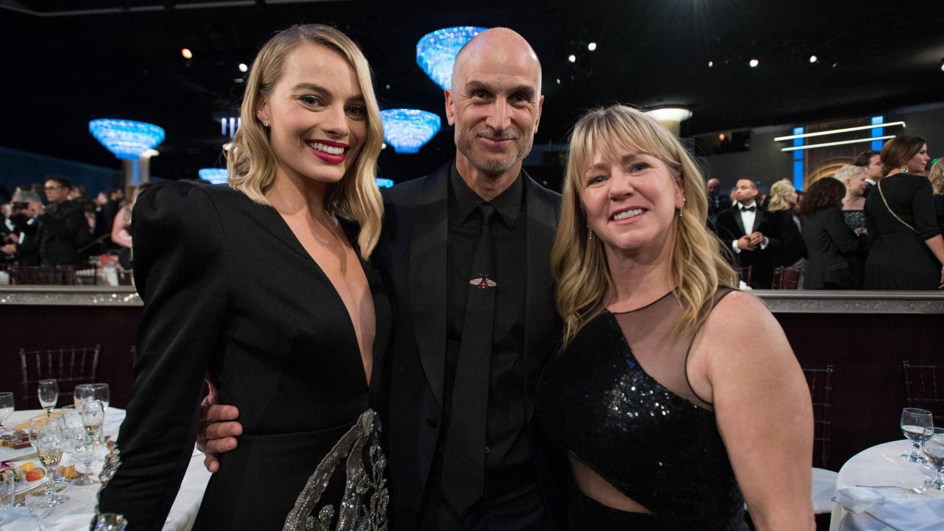 Margo Robbie, Craig Gillespie und Tonya Harding (von links) bei den Golden Globe Awards Margo Robbie, Craig Gillespie und Tonya Harding (von links) bei den Golden Globe Awards