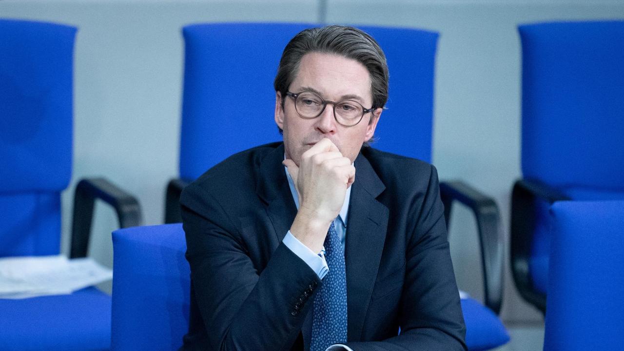 Andreas Scheuer (CSU), Bundesminister für Verkehr und digitale Infrastruktur, nimmt an der Sitzung des Bundestages während der Debatte zum Bundeshaushalt 2021 teil. Andreas Scheuer (CSU), Bundesminister für Verkehr und digitale Infrastruktur, nimmt an der Sitzung des Bundestages während der Debatte zum Bundeshaushalt 2021 teil.