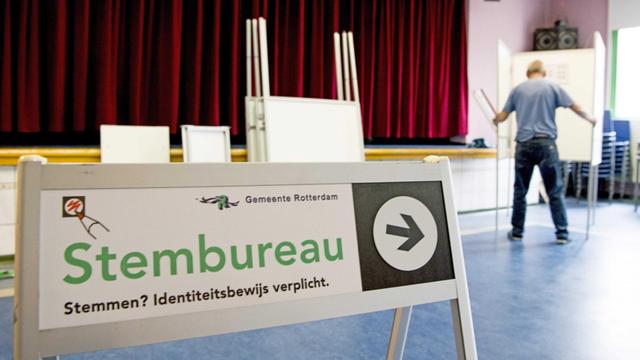 Ein Wahlbüro in Rotterdam wird für das Referendum vorbereitet.