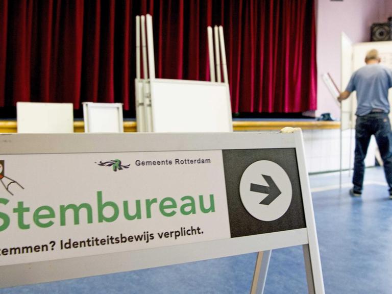 Ein Wahlbüro in Rotterdam wird für das Referendum vorbereitet.