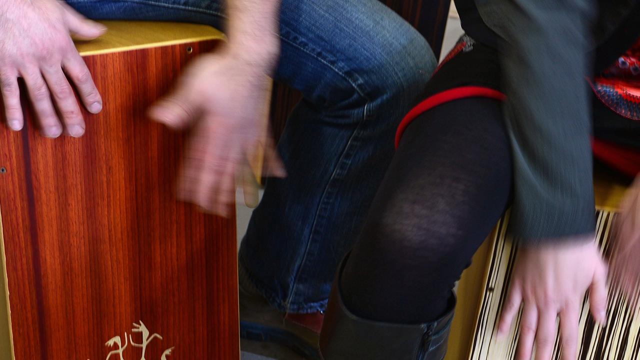 Gemeinsam mit Juliane Ziegler von der Handwerkskammer Halle trommelt Schlagzeugmacher Markus Meyer am 24.10.2013 in seiner Werkstatt in Halle (Saale) (Sachsen-Anhalt) auf einer Cajon. Als einer von zwei größeren Herstellern in Deutschland fertigt der gebürtige Vogtländer die aus Peru stammende Kistentrommel mit vier Mitarbeitern in seiner Manufaktur. Weit über 1000 Instrumente verlassen die Werkstatt im Jahr unter anderem auch nach Japan und Australien. Den warmen Klang des Cajon schätzen auch immer mehr bekannte Musiker aus den Bereichen Schlager und HipHop. Gemeinsam mit Juliane Ziegler von der Handwerkskammer Halle trommelt Schlagzeugmacher Markus Meyer am 24.10.2013 in seiner Werkstatt in Halle (Saale) (Sachsen-Anhalt) auf einer Cajon. Als einer von zwei größeren Herstellern in Deutschland fertigt der gebürtige Vogtländer die aus Peru stammende Kistentrommel mit vier Mitarbeitern in seiner Manufaktur. Weit über 1000 Instrumente verlassen die Werkstatt im Jahr unter anderem auch nach Japan und Australien. Den warmen Klang des Cajon schätzen auch immer mehr bekannte Musiker aus den Bereichen Schlager und HipHop.