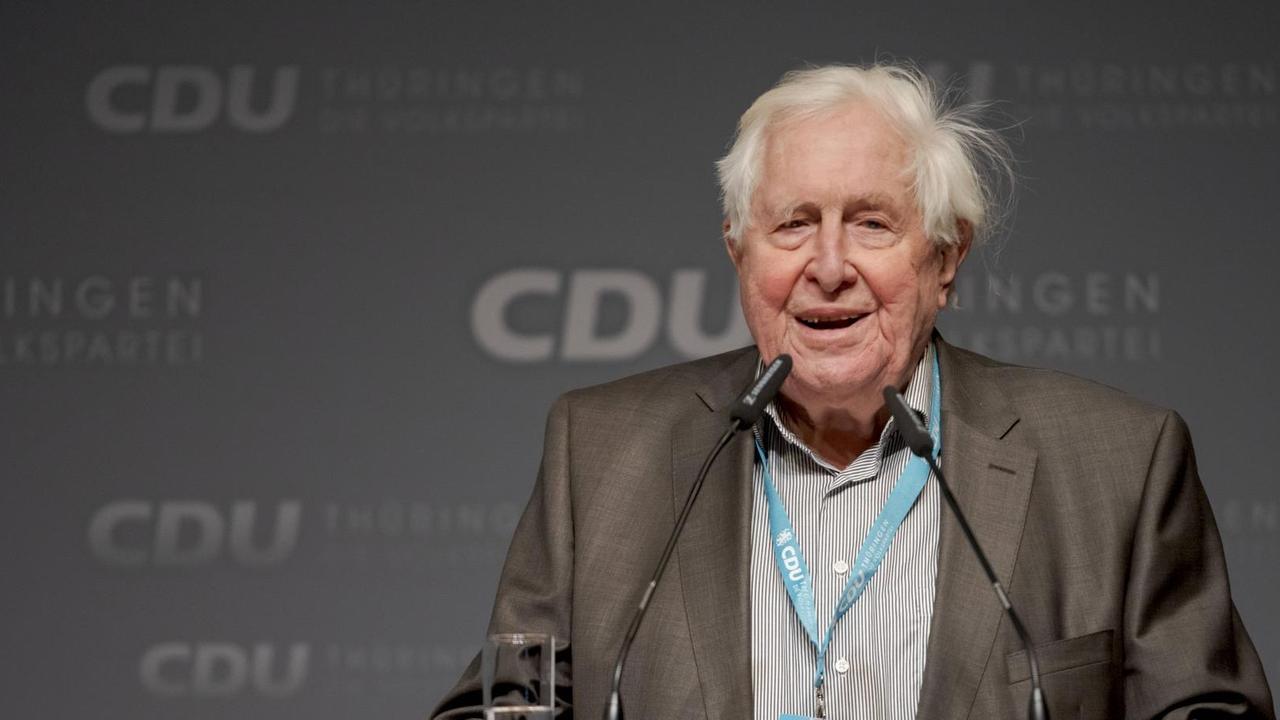 Bernhard Vogel (CDU), Ministerpräsident a.D., hält die Ansprache zur Verabschiedung von Mike Mohring (CDU) auf dem 36. Landesparteitag der CDU Thüringen am 19. September 2020 in der Halle 1 der Messehalle Erfurt Bernhard Vogel (CDU), Ministerpräsident a.D., hält die Ansprache zur Verabschiedung von Mike Mohring (CDU) auf dem 36. Landesparteitag der CDU Thüringen am 19. September 2020 in der Halle 1 der Messehalle Erfurt