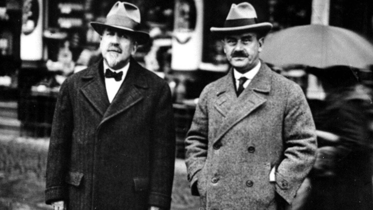 Die Brüder Thomas (r.) und Heinrich Mann in München, 1930. Die Brüder Thomas (r.) und Heinrich Mann in München, 1930.