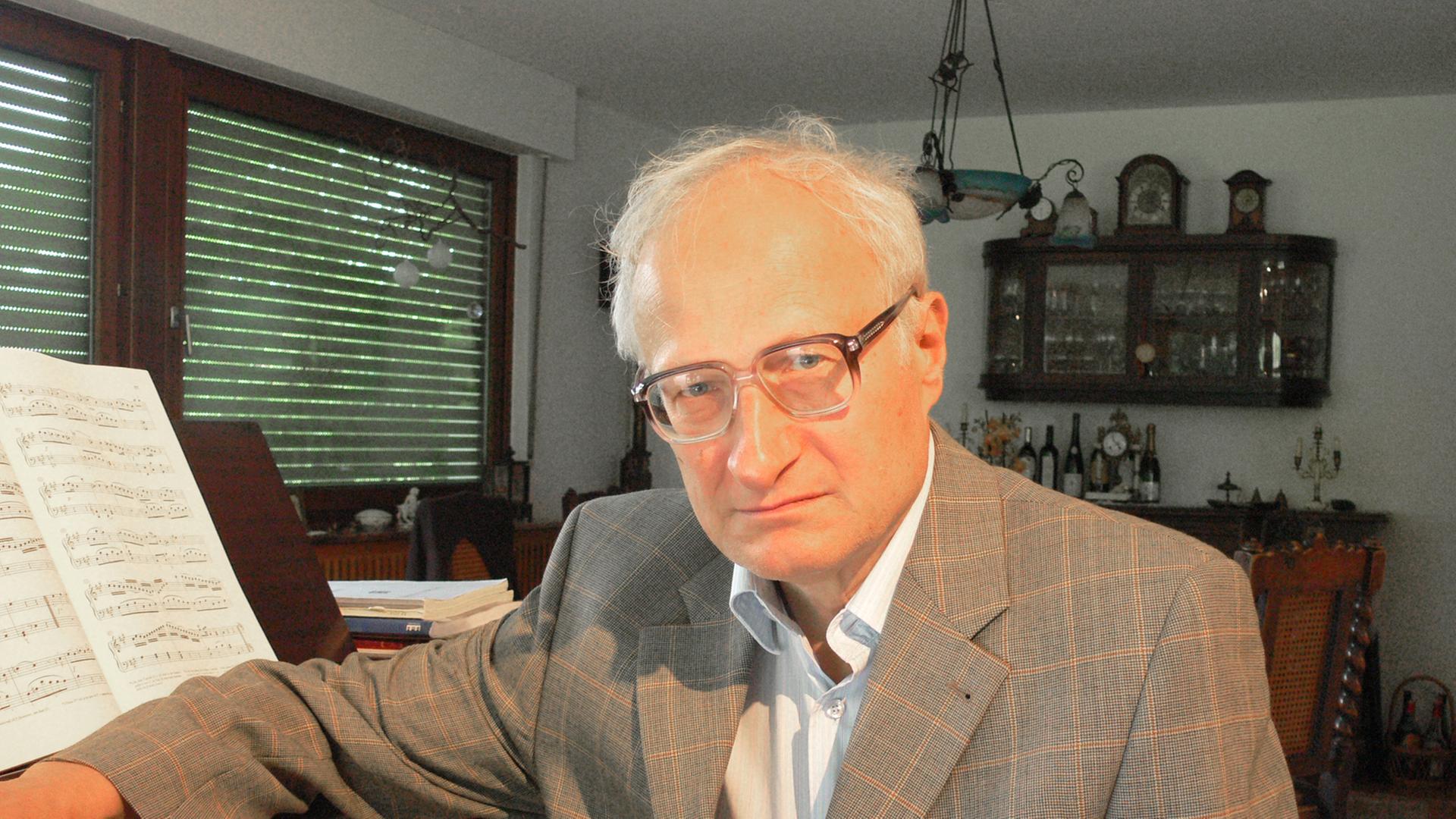 Der Präsident der deutschen Schostakowitsch-Gesellschaft, Krzysztof Meyer, aufgenommen 2010 in seiner Wohnung in Altenkirchen bei Köln. Der Präsident der deutschen Schostakowitsch-Gesellschaft, Krzysztof Meyer, aufgenommen 2010 in seiner Wohnung in Altenkirchen bei Köln.